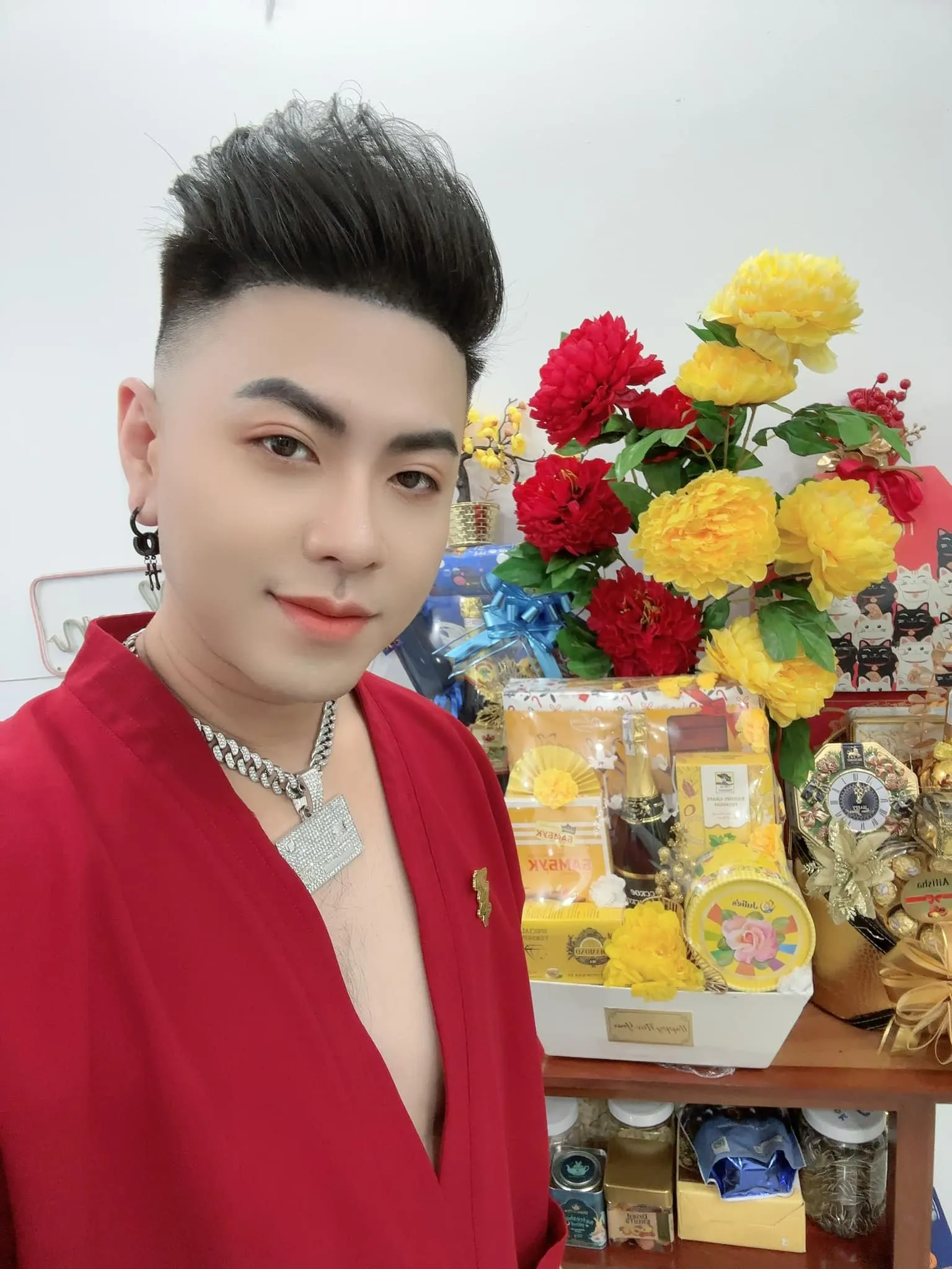 ca-si-hat-hoi-cho-gay-choang-tai-san-khung-1