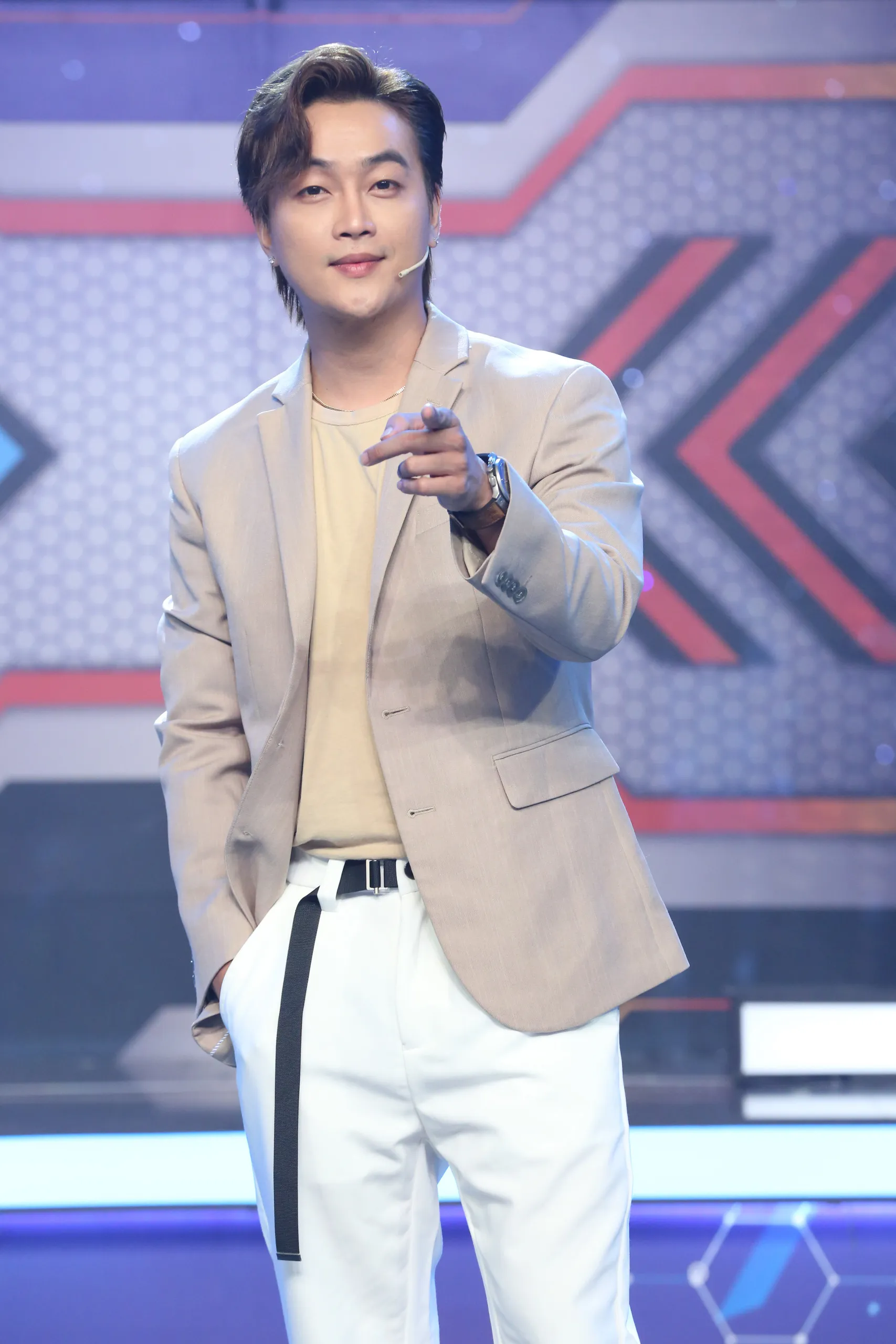 ca-si-hat-hoi-cho-gay-choang-tai-san-khung-3