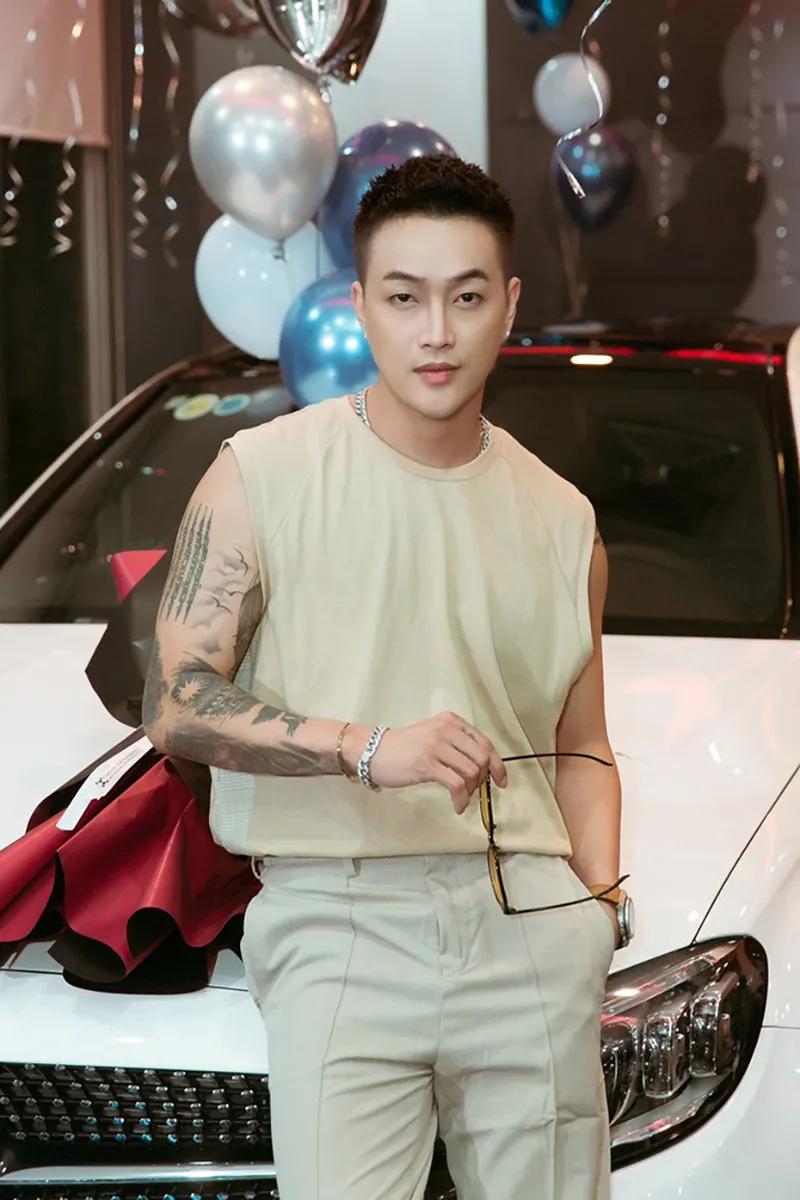 ca-si-hat-hoi-cho-gay-choang-tai-san-khung-4