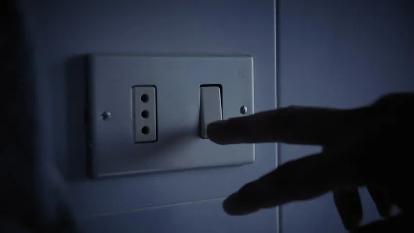 nen-bat-den-wc-khi-ngu-trong-khach-san-1