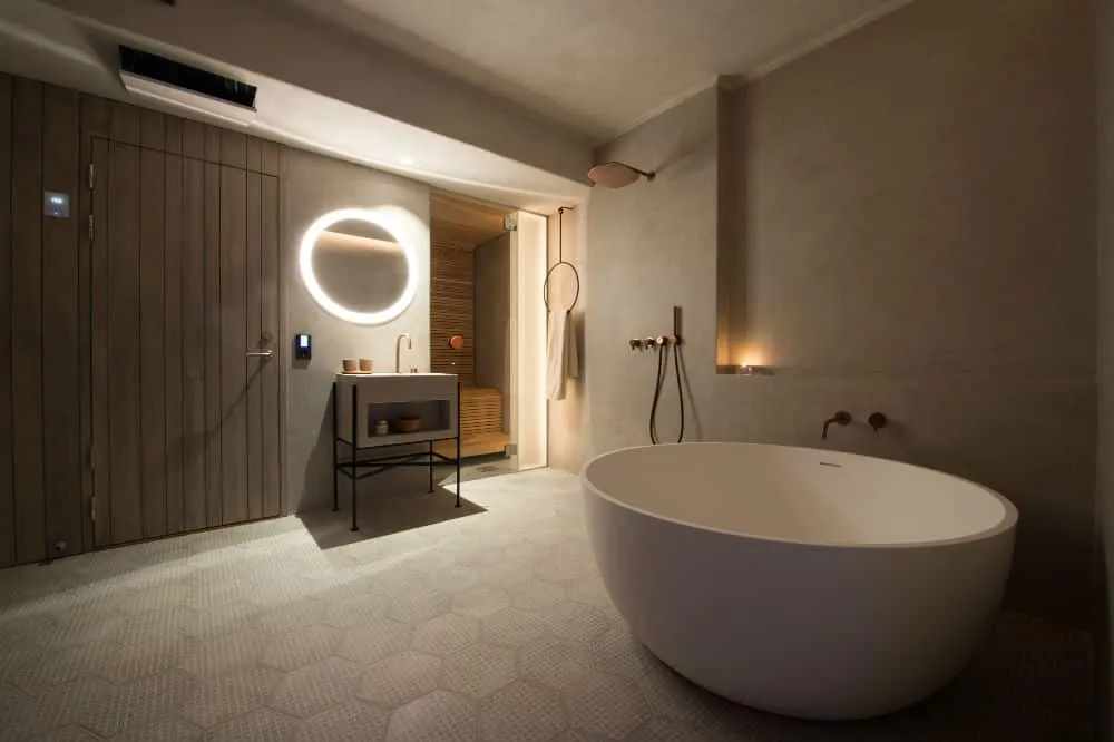 nen-bat-den-wc-khi-ngu-trong-khach-san-3