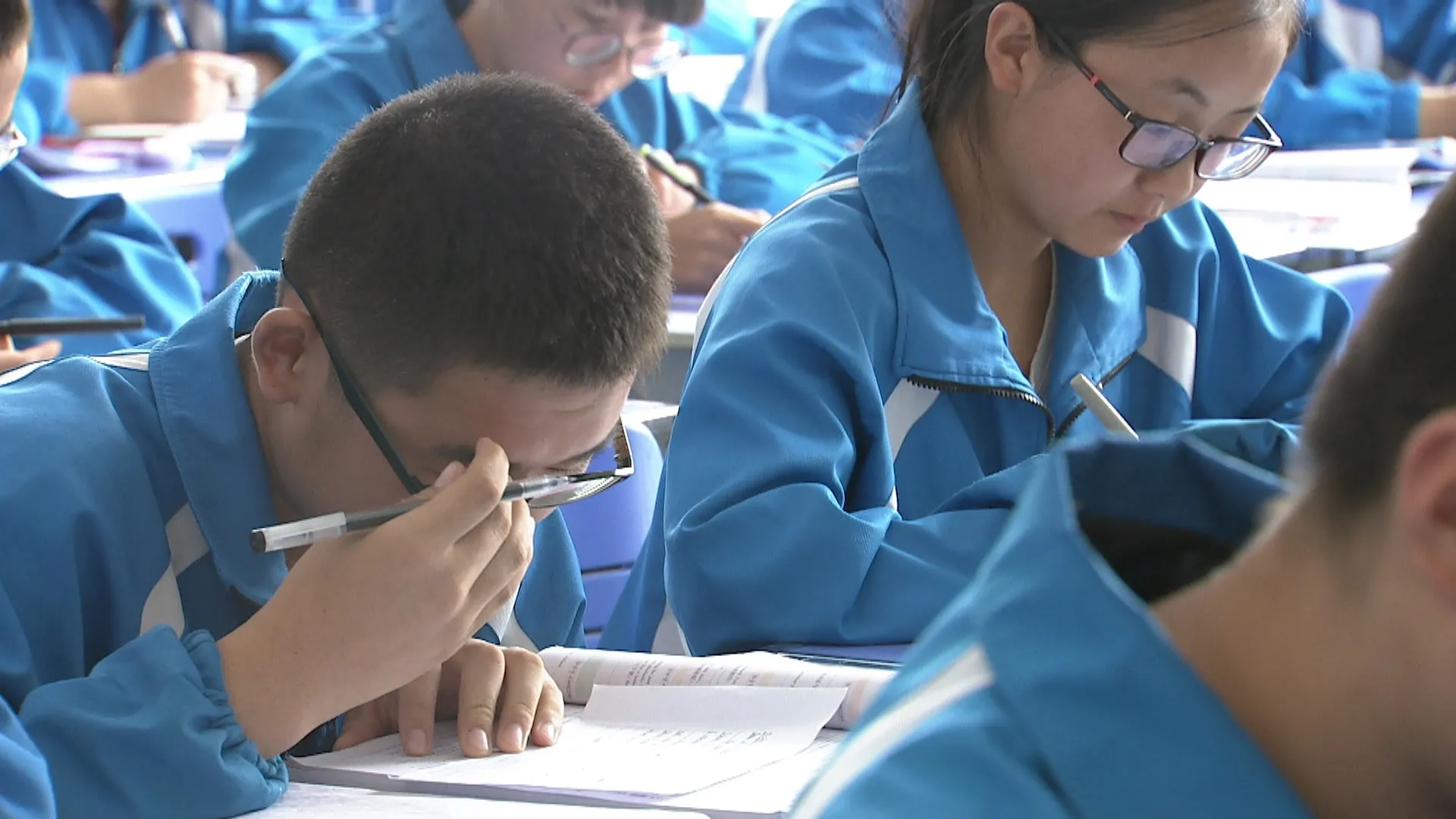 bo-me-dat-ten-khong-giong-ai-khien-nguoi-dan-ong-khong-dam-thi-cong-chuc-3