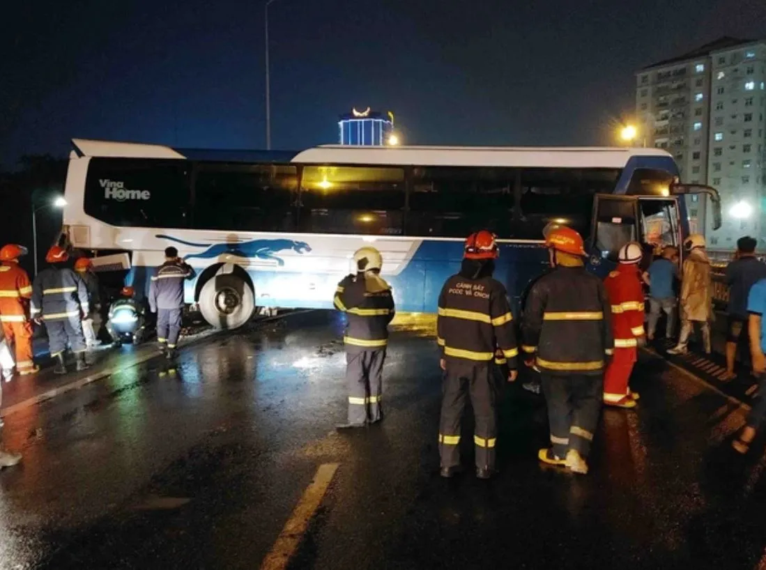 xe-khach-ha-noi-phanh-gap-suyt-vang-khoi-duong-vanh-dai-3-1