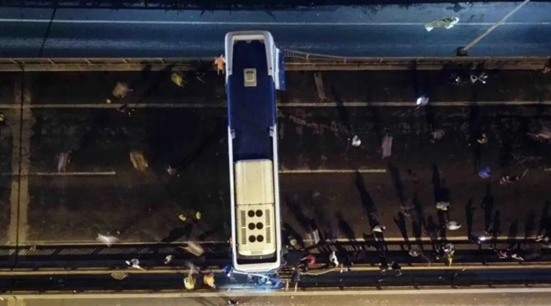 xe-khach-ha-noi-phanh-gap-suyt-vang-khoi-duong-vanh-dai-3-3