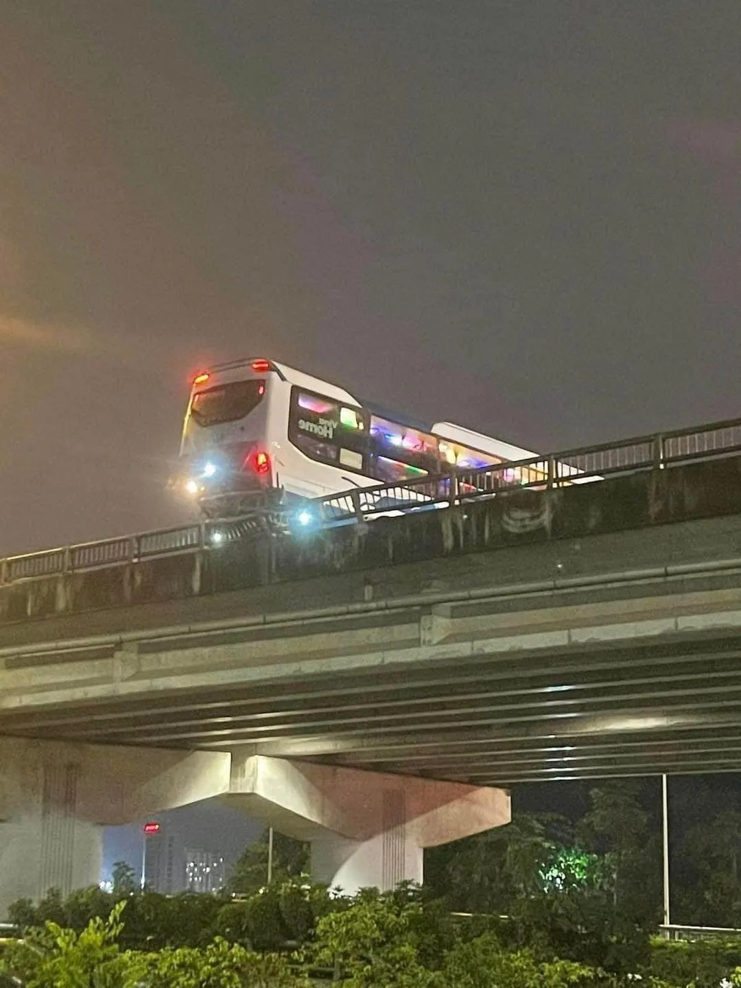 xe-khach-ha-noi-phanh-gap-suyt-vang-khoi-duong-vanh-dai-3-4