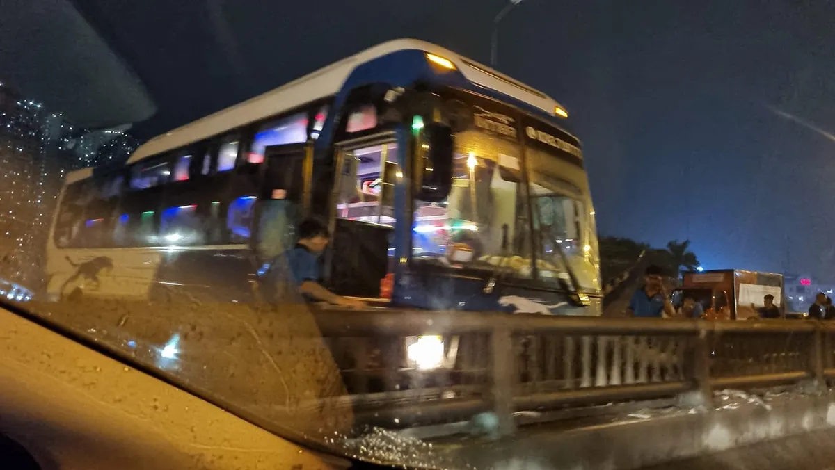 xe-khach-ha-noi-phanh-gap-suyt-vang-khoi-duong-vanh-dai-3-5