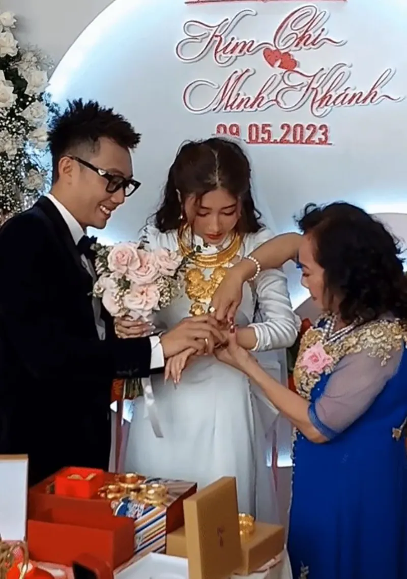 co-dau-ben-tre-duoc-me-chong-tang-18-cay-vang-1