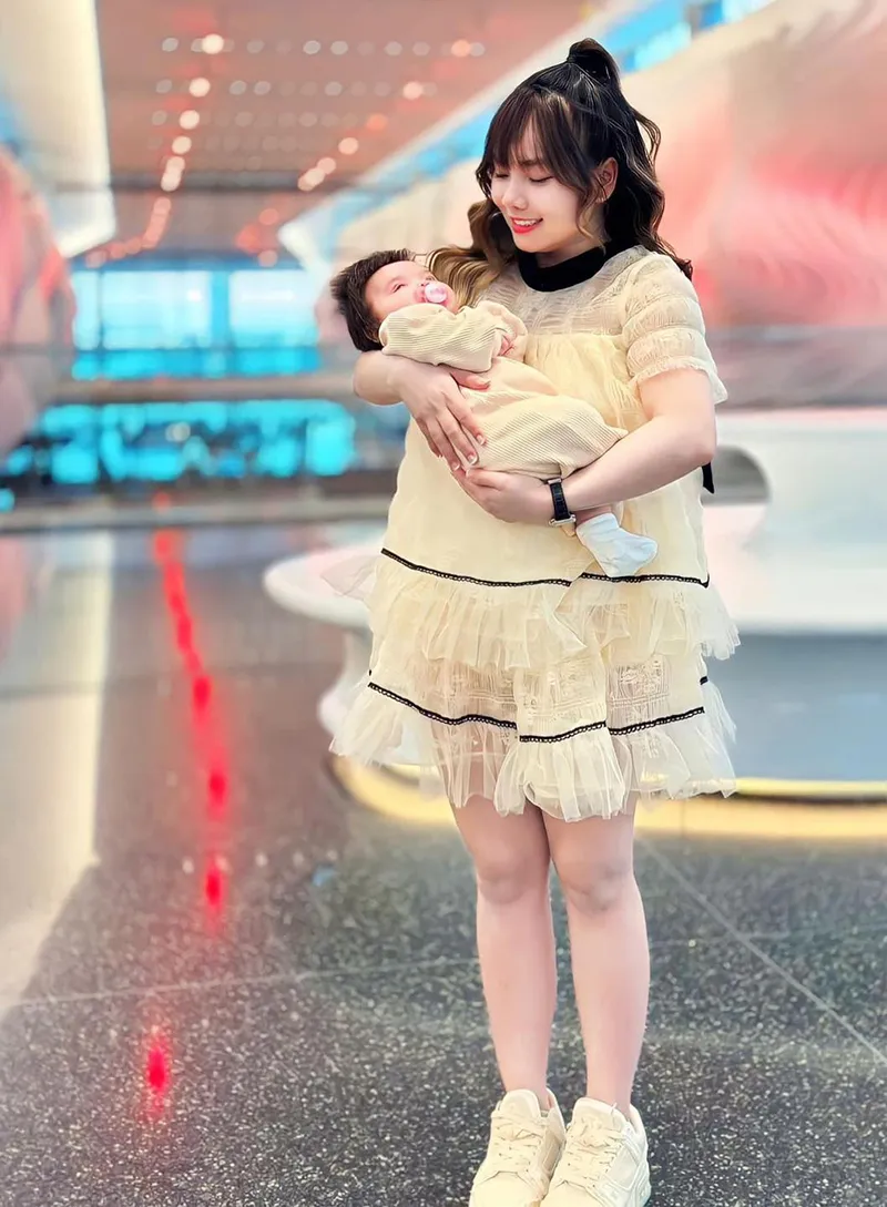 mui-xu-dua-con-gai-ve-viet-nam-tham-bi-bao-1