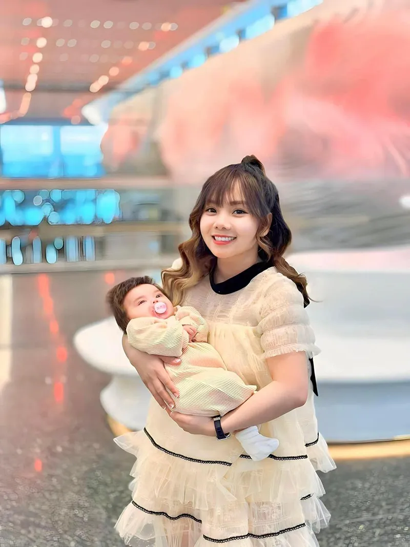 mui-xu-dua-con-gai-ve-viet-nam-tham-bi-bao-2