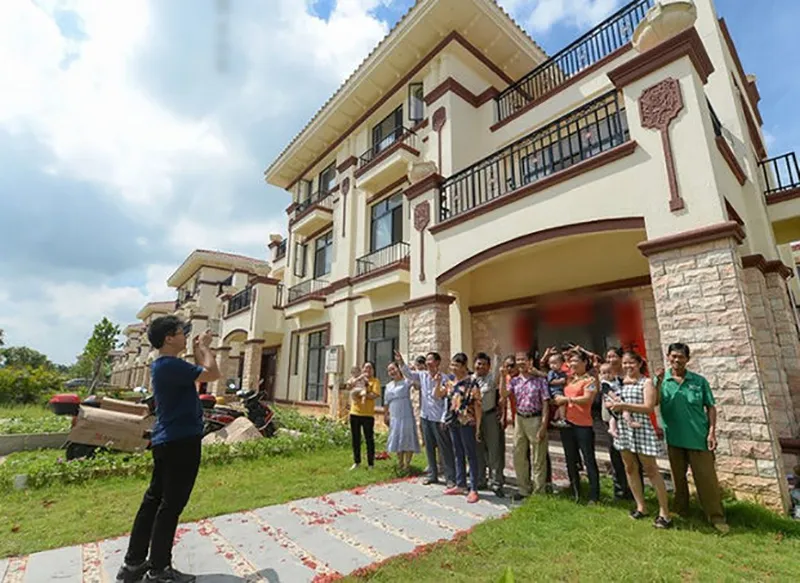 cau-be-ngheo-duoc-ca-lang-nuoi-di-hoc-thanh-ty-phu-7