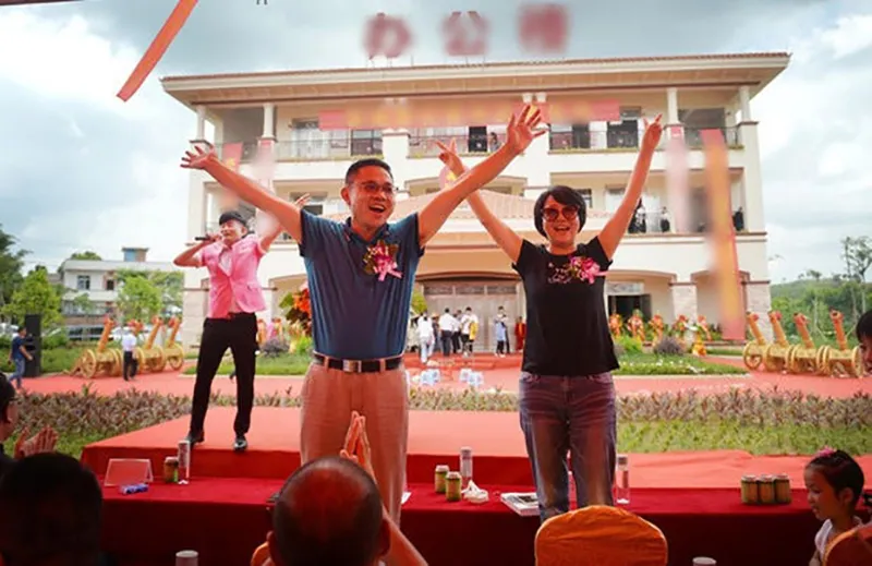 cau-be-ngheo-duoc-ca-lang-nuoi-di-hoc-thanh-ty-phu-8