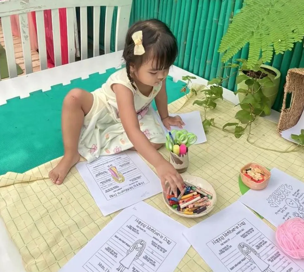 con-gai-mac-van-khoa-lan-dau-di-hoc-1