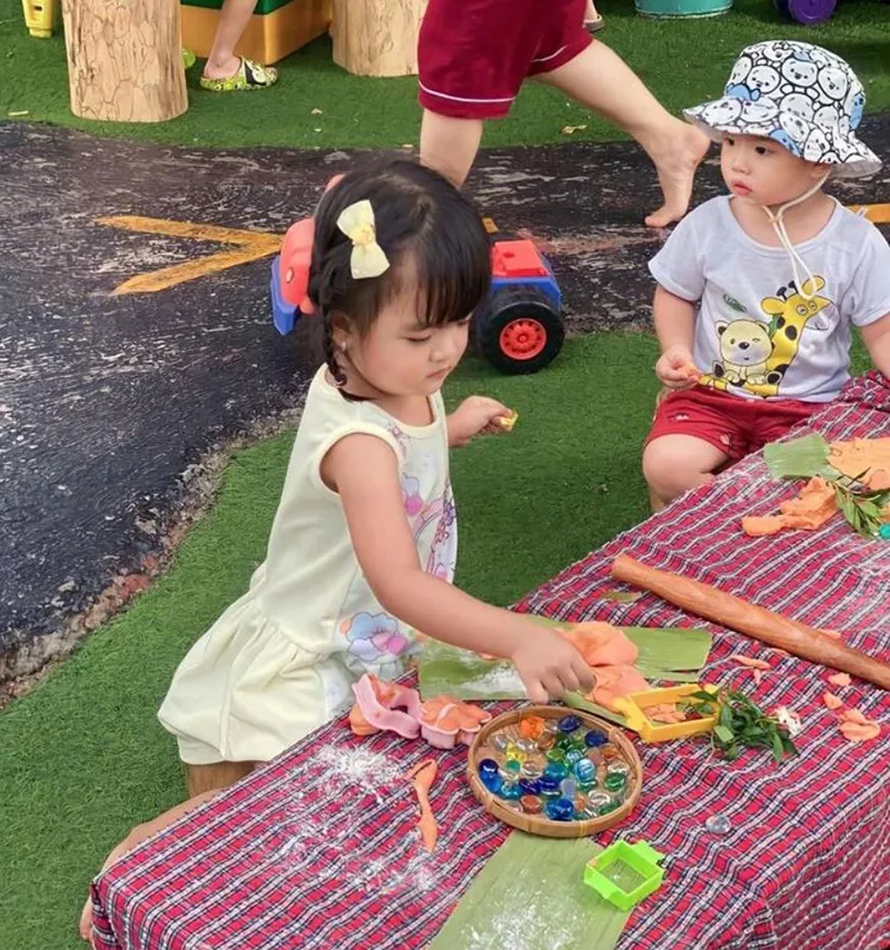 con-gai-mac-van-khoa-lan-dau-di-hoc-2