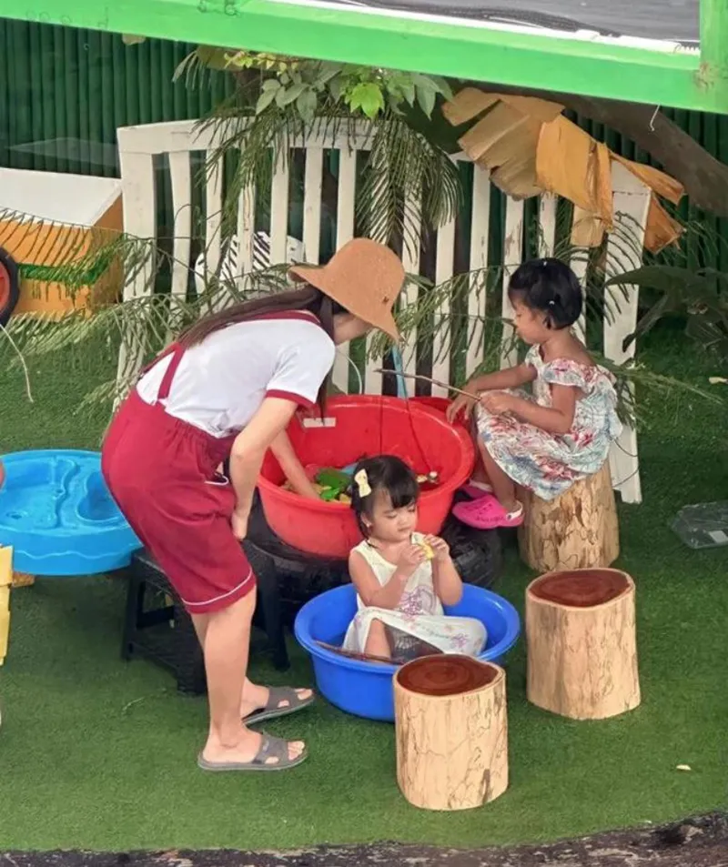 con-gai-mac-van-khoa-lan-dau-di-hoc-3