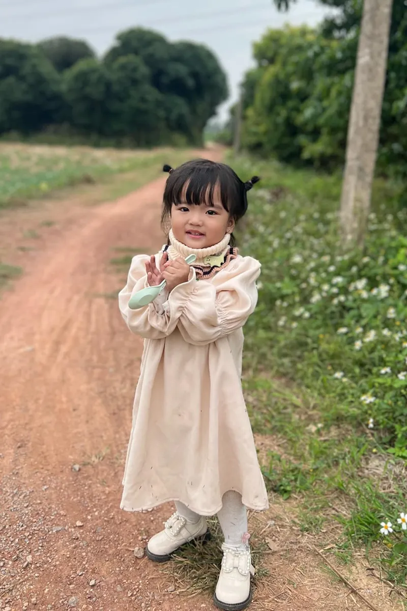 con-gai-mac-van-khoa-lan-dau-di-hoc-8