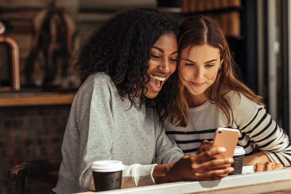 nguoi-dung-facebook-co-cam-giac-bi-nghe-len-