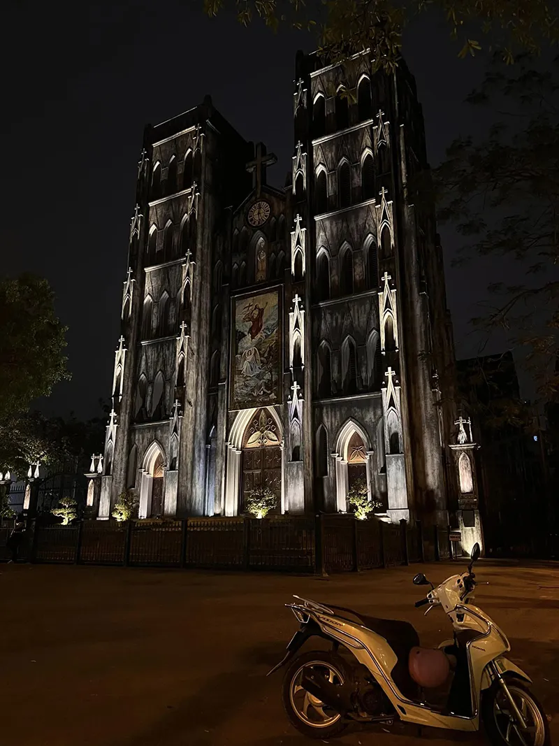 be-gai-bi-bo-lai-truoc-nha-tho-lon-1