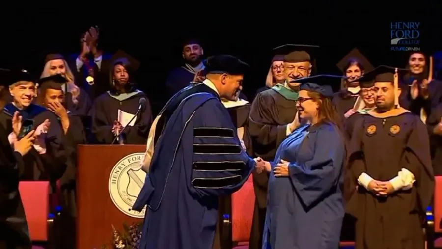 co-gai-co-dau-hieu-chuyen-da-van-nhan-bang-tot-nghiep-1