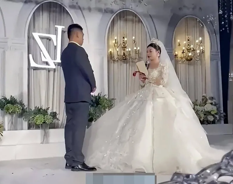 co-dau-doc-nham-ten-chu-re-trong-dam-cuoi-va-hanh-dong-cua-chong-1