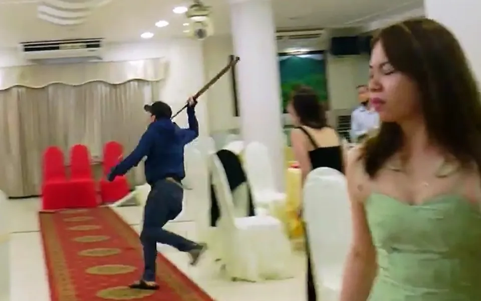 dang-dam-cuoi-2-nhom-thanh-nien-ap-vao-khien-khach-chay-tan-loan-1