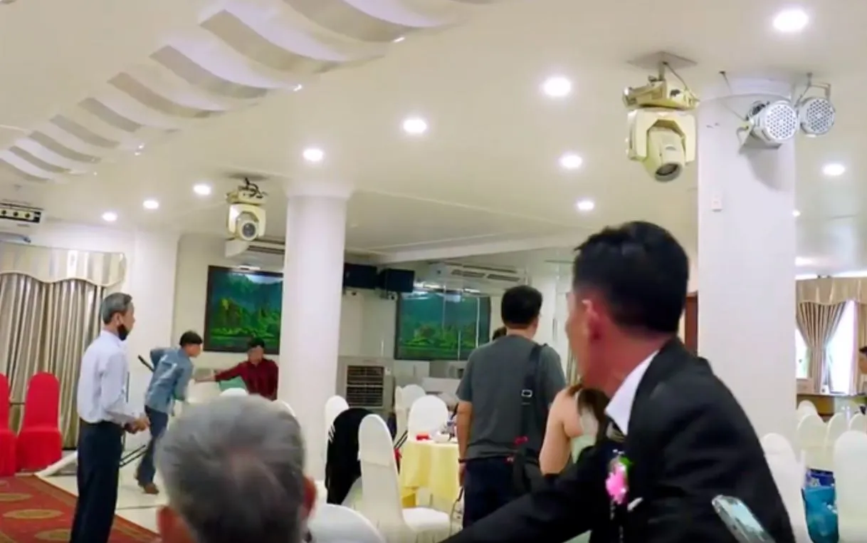 dang-dam-cuoi-2-nhom-thanh-nien-ap-vao-khien-khach-chay-tan-loan-3