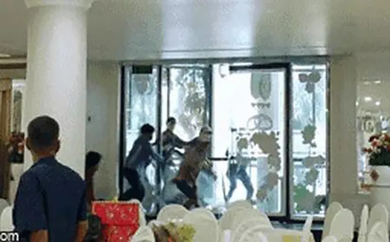 dang-dam-cuoi-2-nhom-thanh-nien-ap-vao-khien-khach-chay-tan-loan-4