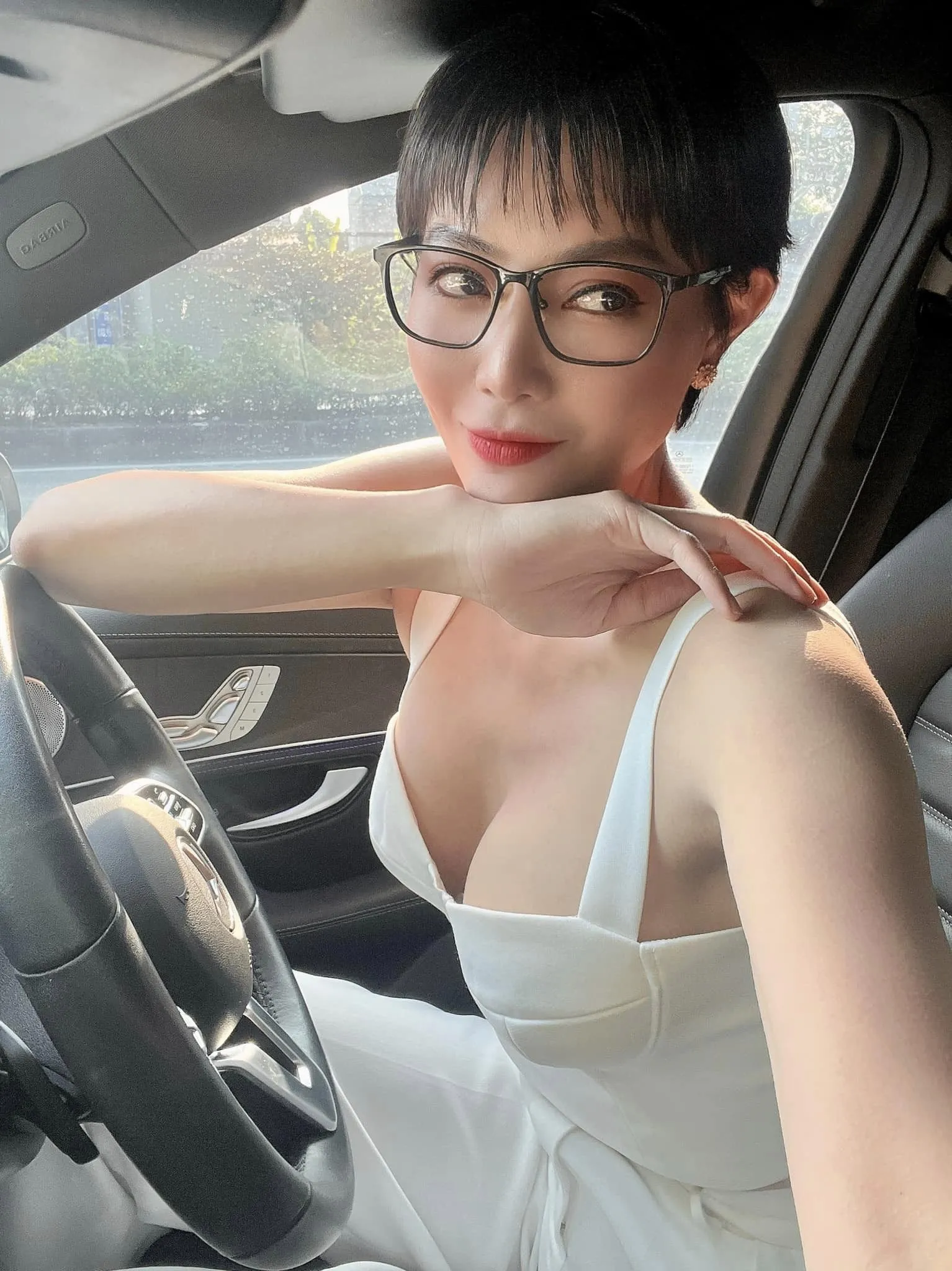 thanh-huong-ngoai-doi-xinh-dep-co-chong-la-sep-lon-7