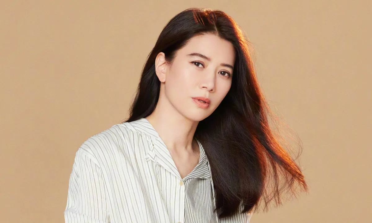 me-de-con-trai-mot-minh-trong-nha-ve-sinh-4