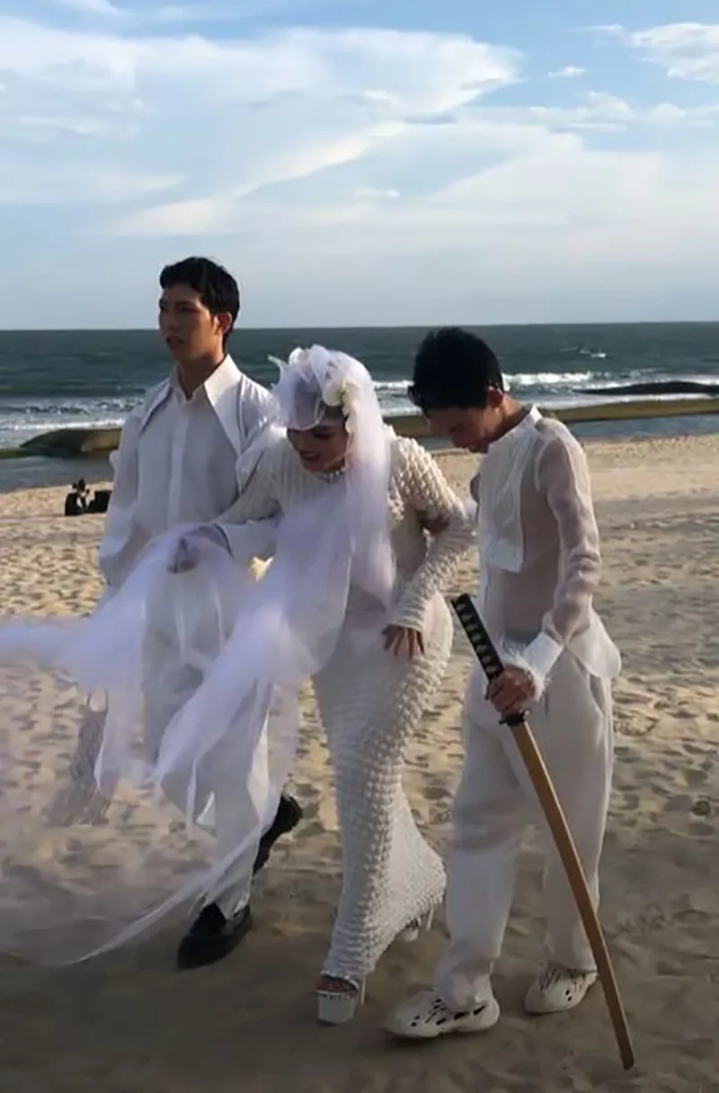 pham-thoai-mang-giay-cao-got-tren-cat-phai-co-nguoi-diu-1