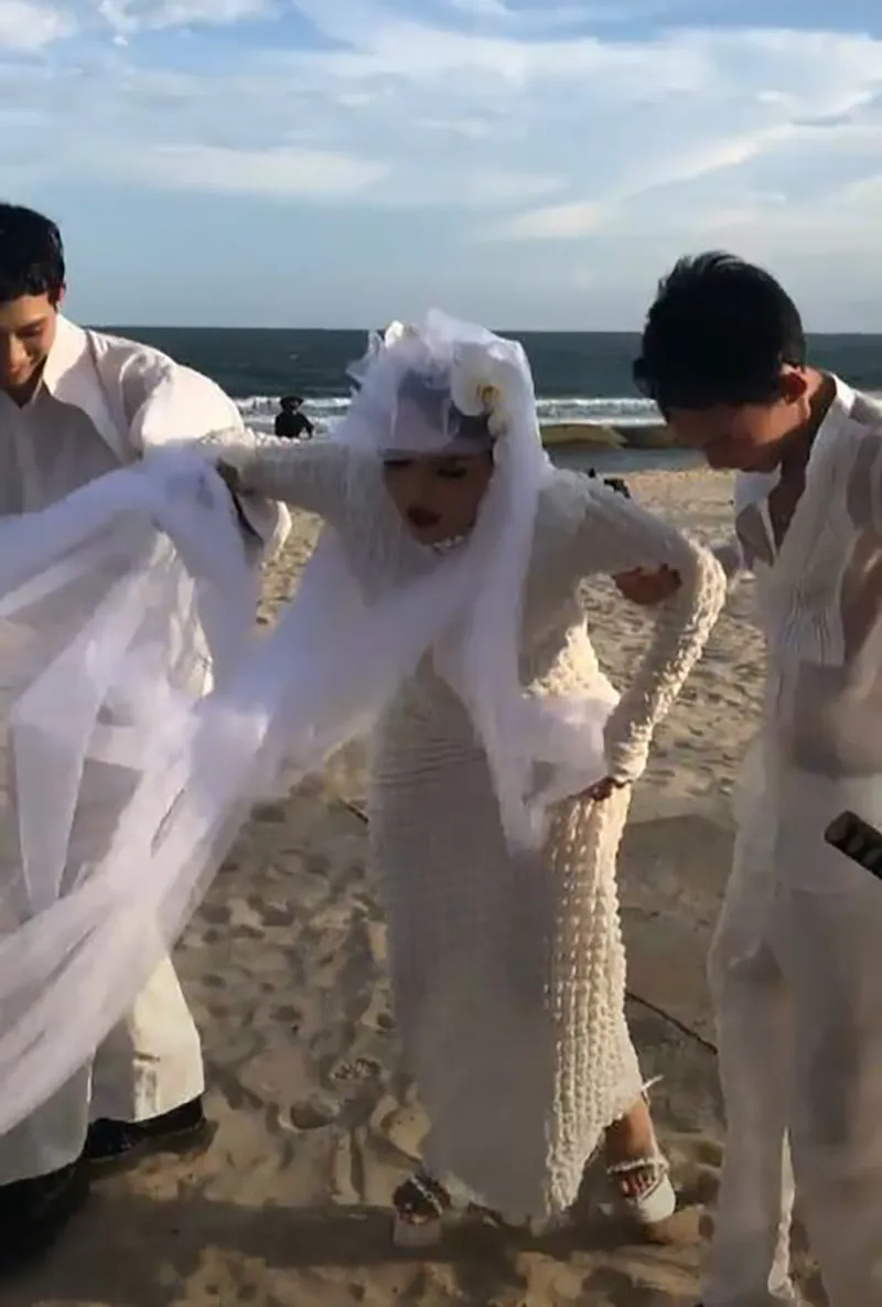 pham-thoai-mang-giay-cao-got-tren-cat-phai-co-nguoi-diu-2