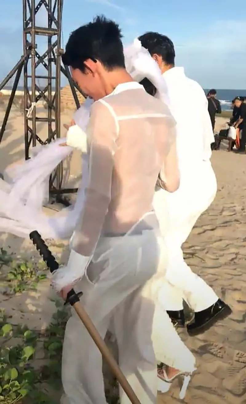 pham-thoai-mang-giay-cao-got-tren-cat-phai-co-nguoi-diu-3