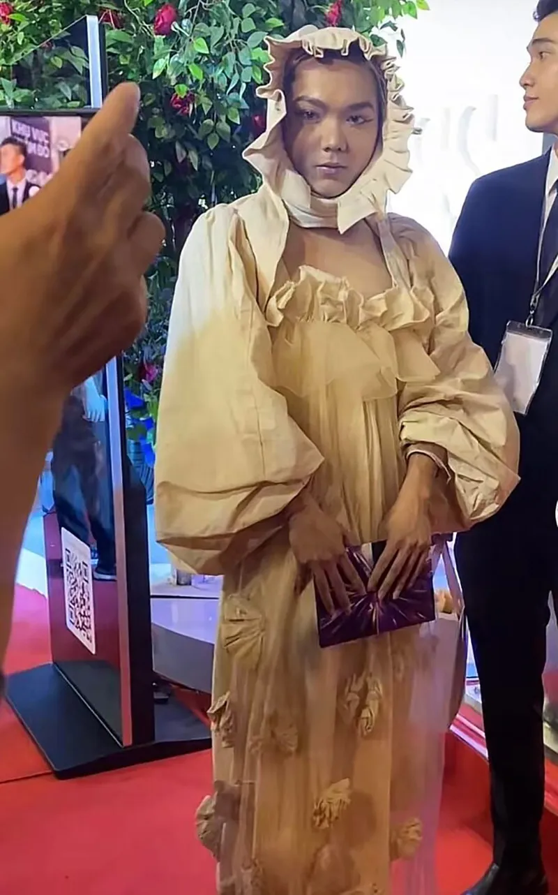 pham-thoai-mang-giay-cao-got-tren-cat-phai-co-nguoi-diu-5