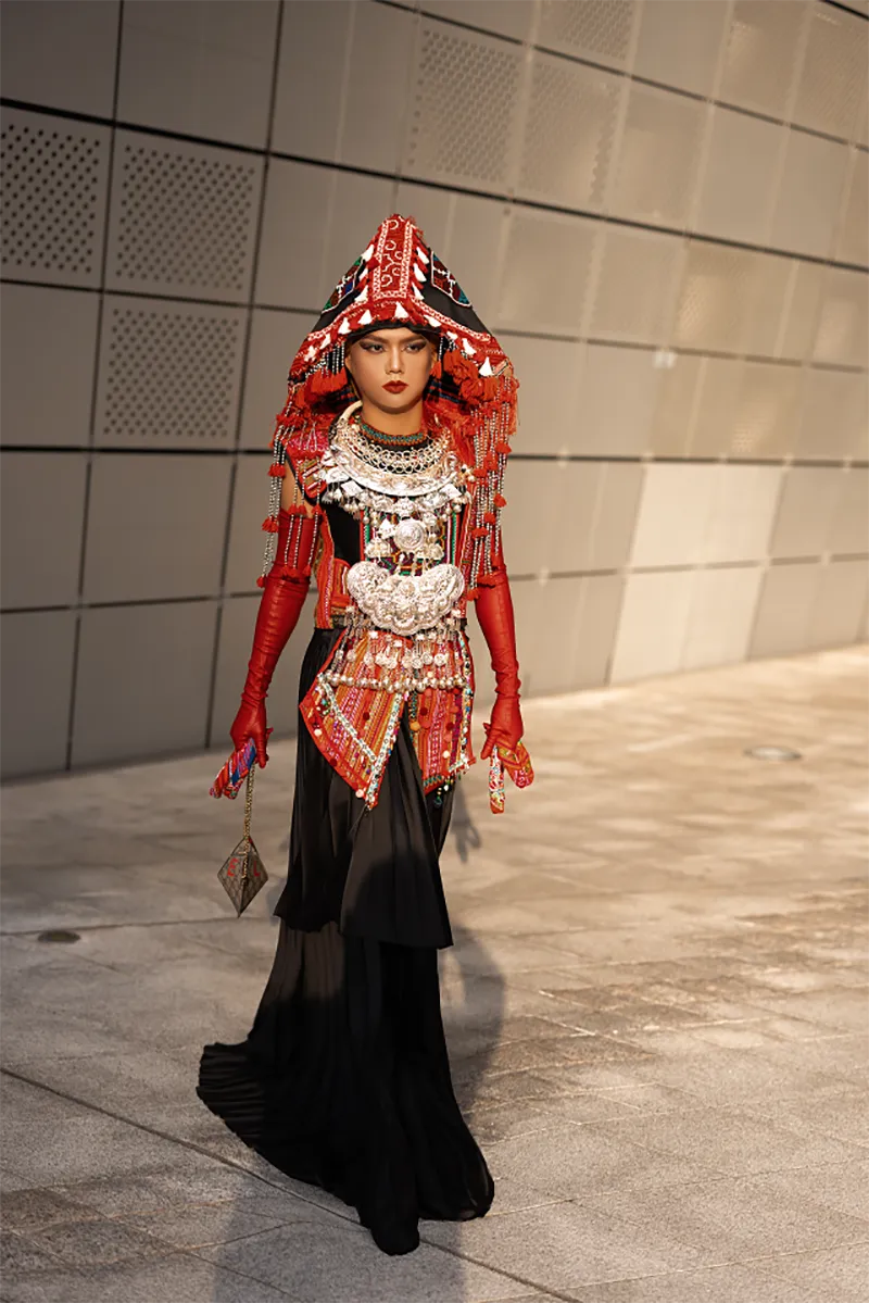 pham-thoai-mang-giay-cao-got-tren-cat-phai-co-nguoi-diu-6