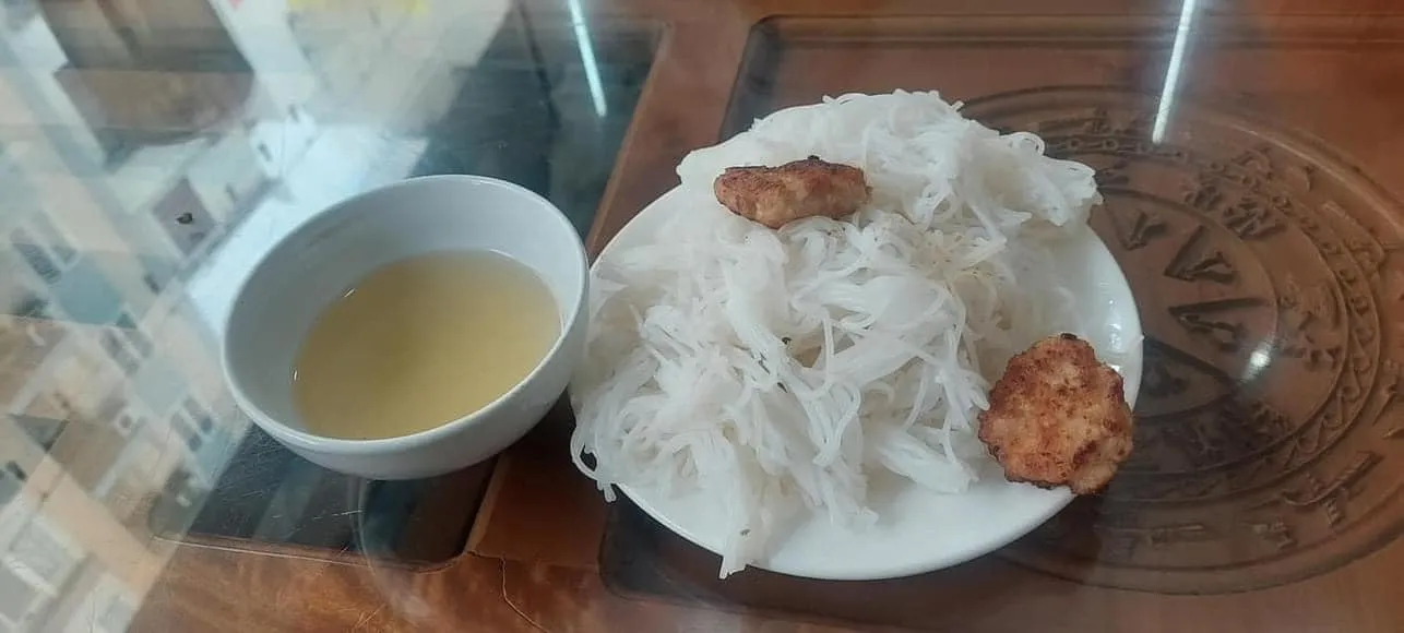 xu-phat-vu-suat-bun-cha-35-ngan-chi-co-2-mieng-thit-2