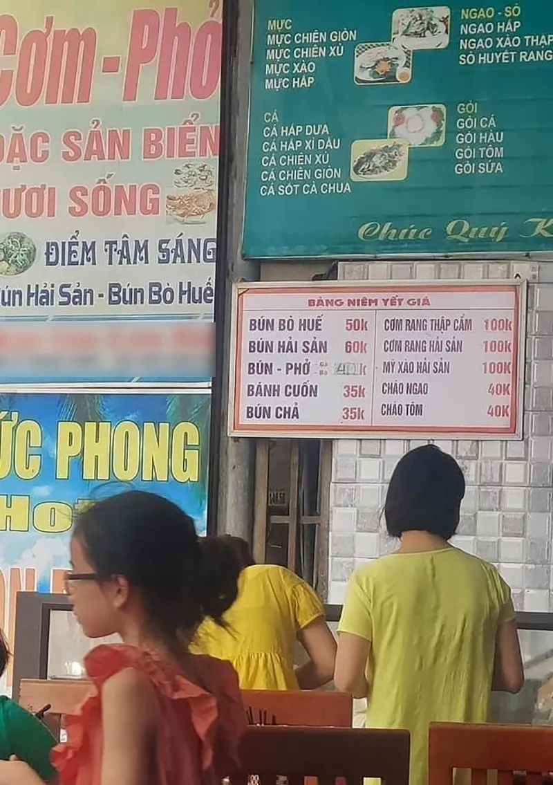 xu-phat-vu-suat-bun-cha-35-ngan-chi-co-2-mieng-thit-4