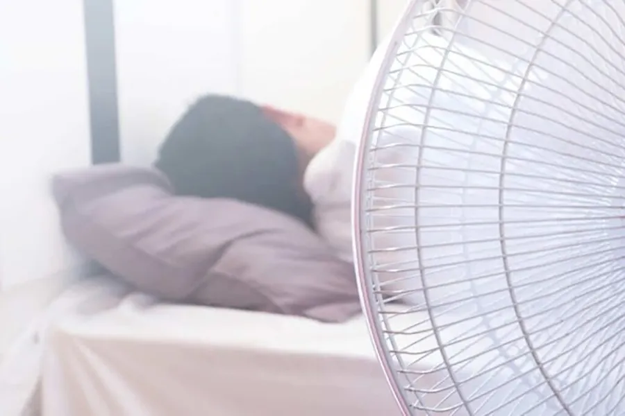 thoi-quen-bat-quat-mua-nang-nong-co-the-gay-liet-mat-va-tu-vong-2