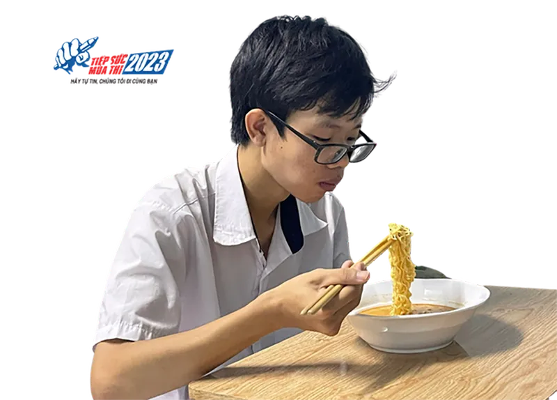 xot-xa-hoan-canh-cua-nam-sinh-ăn-mi-tom-quanh-nam-2