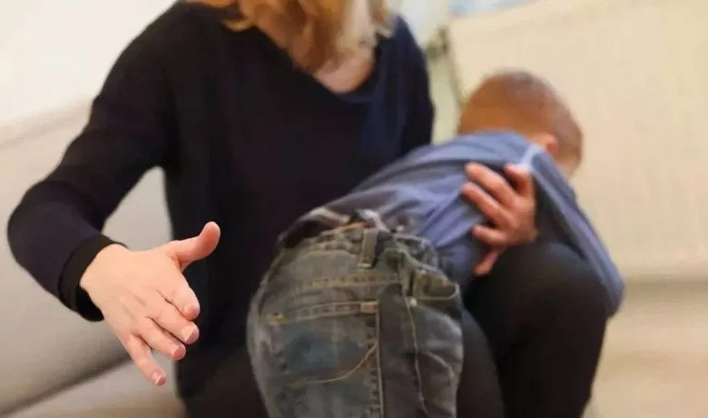 be-trai-9-tuoi-bi-me-danh-vao-mong-phai-nhap-vien-1