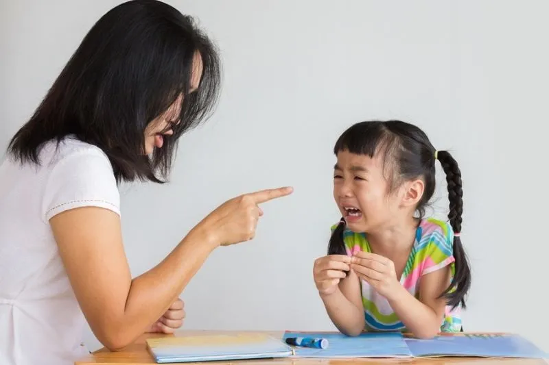 be-trai-9-tuoi-bi-me-danh-vao-mong-phai-nhap-vien-2