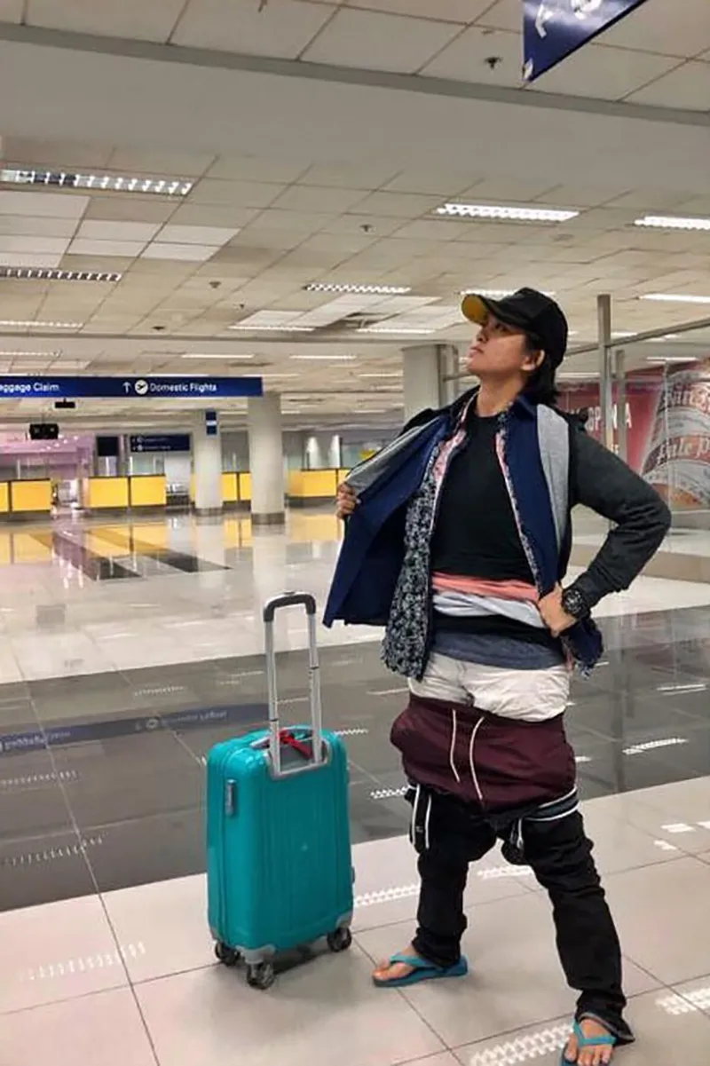 hanh-khach-mac-6-kg-quan-ao-de-tranh-tra-phi-qua-can-bi-phat-2