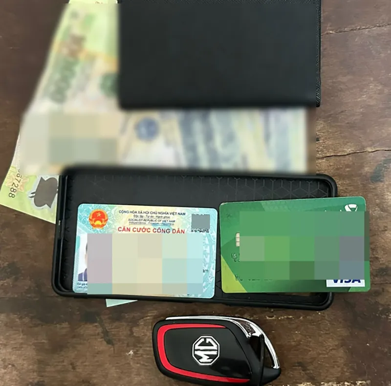 thanh-nien-trom-tui-xach-cua-du-khach-phat-hien-co-chia-khoa-o-to-nen-lay-luon-1