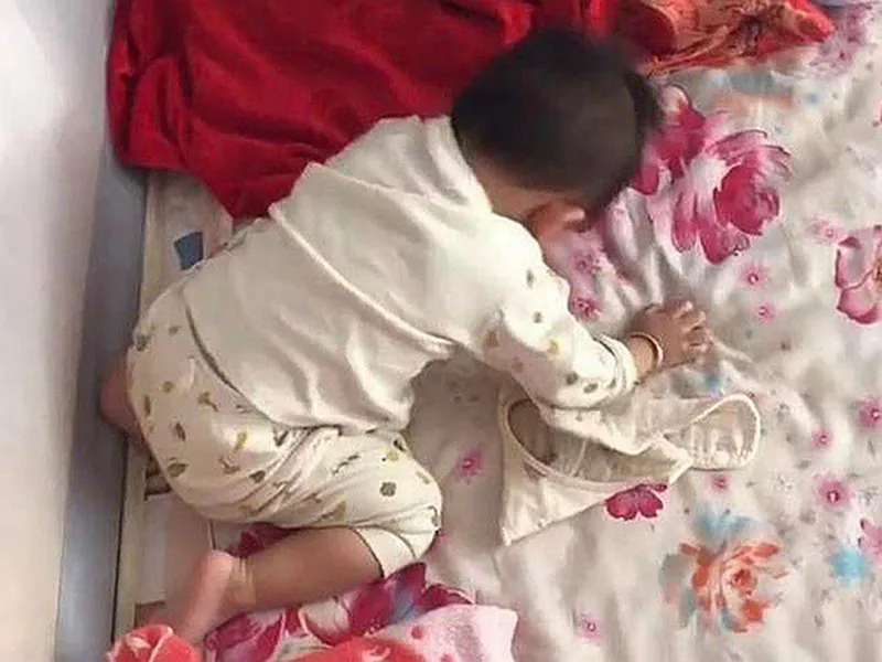 con-trai-dap-dau-vao-goc-tuong-hoi-gi-cung-khong-noi-me-dua-di-kham-thi-hoi-han-khong-kip-1