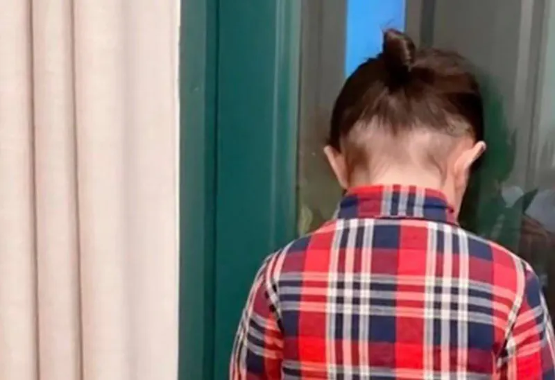 con-trai-dap-dau-vao-goc-tuong-hoi-gi-cung-khong-noi-me-dua-di-kham-thi-hoi-han-khong-kip-2