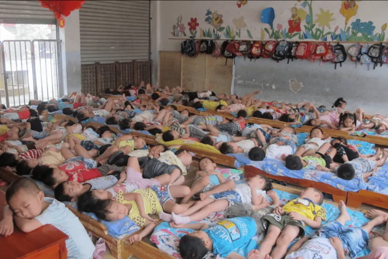 thay-anh-con-ngu-trua-o-truong-mau-giao-phu-huynh-doi-kien-nhung-nghe-hieu-truong-noi-thi-quay-xe-1