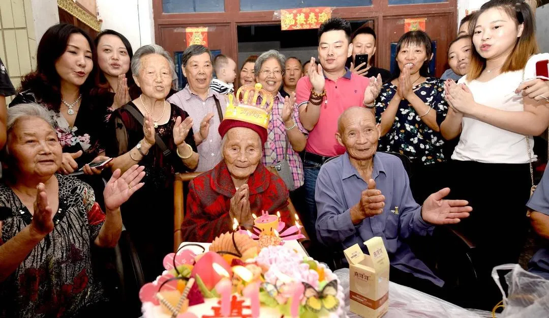 cu-ba-122-tuoi-co-200-chau-chat-tiet-lo-bi-quyet-truong-tho-co-lien-quan-giac-ngu-trua-3