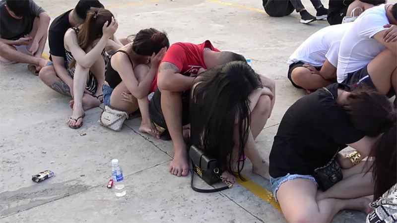 dang-quay-cuc-sung-nhieu-co-gai-tre-thao-chay-khoi-karaoke-rach-gia-vi-bi-kiem-tra-dot-xuat-1