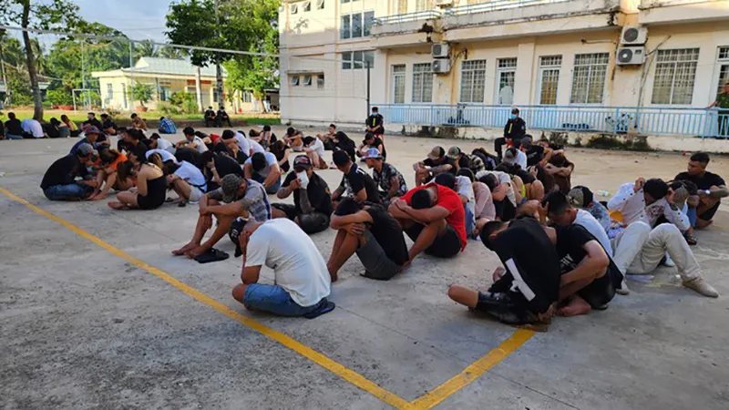 dang-quay-cuc-sung-nhieu-co-gai-tre-thao-chay-khoi-karaoke-rach-gia-vi-bi-kiem-tra-dot-xuat-2