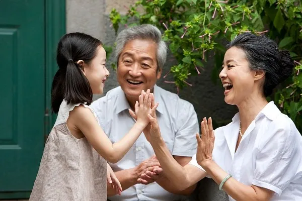 tai-sao-chung-ta-thuong-than-voi-ben-ngoai-hon-ben-noi-nghe-chuyen-gia-ly-giai-phai-gat-dau-1