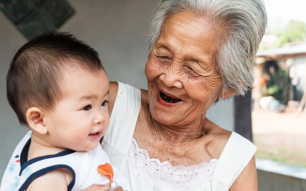 tai-sao-chung-ta-thuong-than-voi-ben-ngoai-hon-ben-noi-nghe-chuyen-gia-ly-giai-phai-gat-dau-2