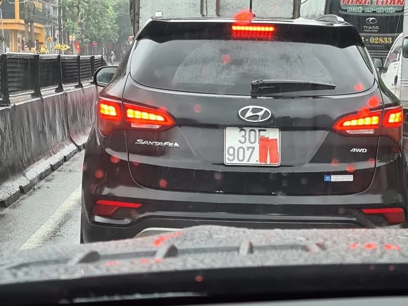 cup-dien-vao-nha-nghi-tranh-nong-giat-minh-khi-thay-xe-cua-anh-re-2